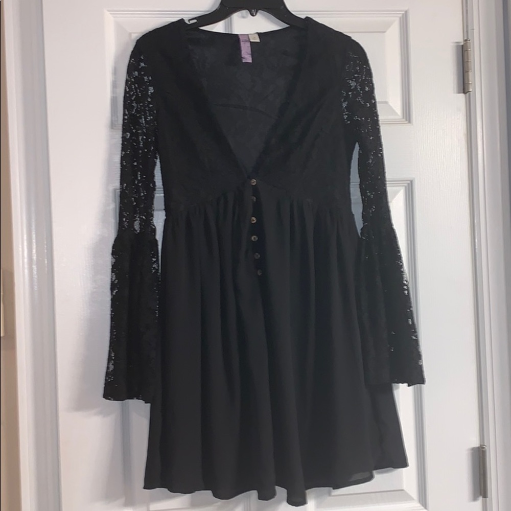 Plunge neck flowy dress. Lace billowy sleeves.